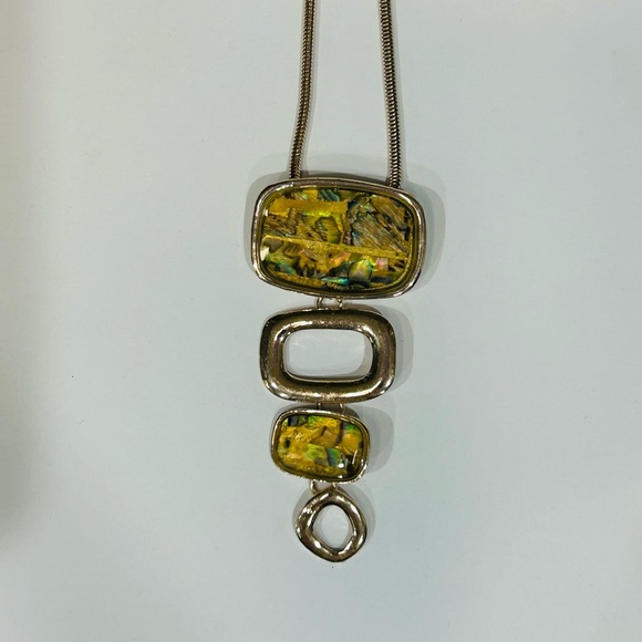 Elegant Gold Tone Necklace with Green Accents - Picture 4 of 5